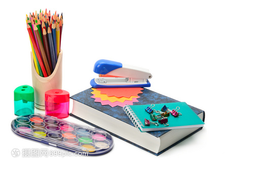 書本和文具設置在白色背景上隔離空閑文本間
