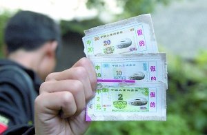 男孩為買刮刮獎節衣縮食 稱每周兩頓午飯已很滿_資訊要聞_中國科教評價網